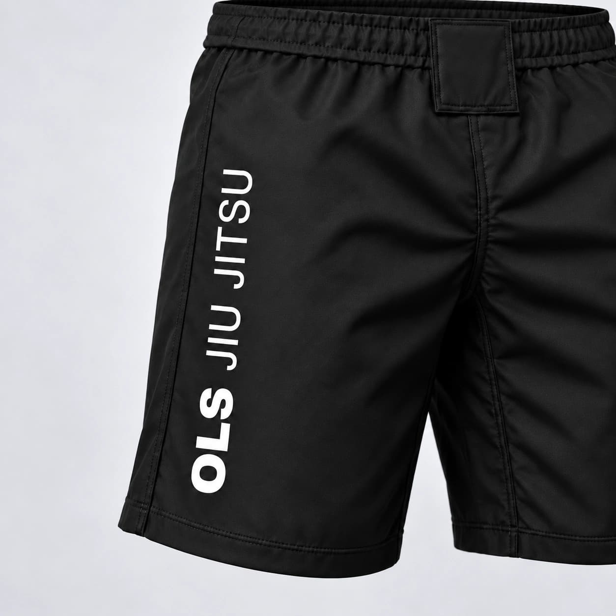 O cós e a assinatura OLS JIU JITSU na lateral da Bermuda OLS preta