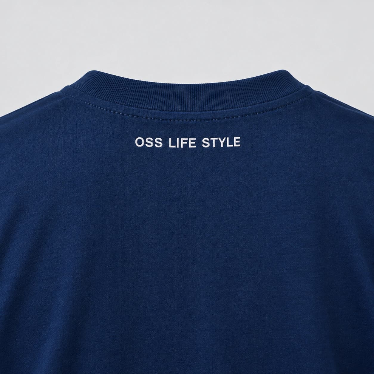 A assinatura OSS LIFE STYLE bordada na nuca da Camiseta OLS azul