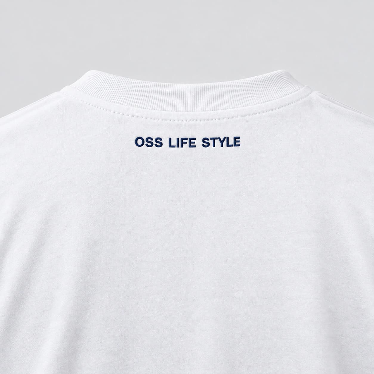 A assinatura OSS LIFE STYLE bordada na nuca da Camiseta OLS branca