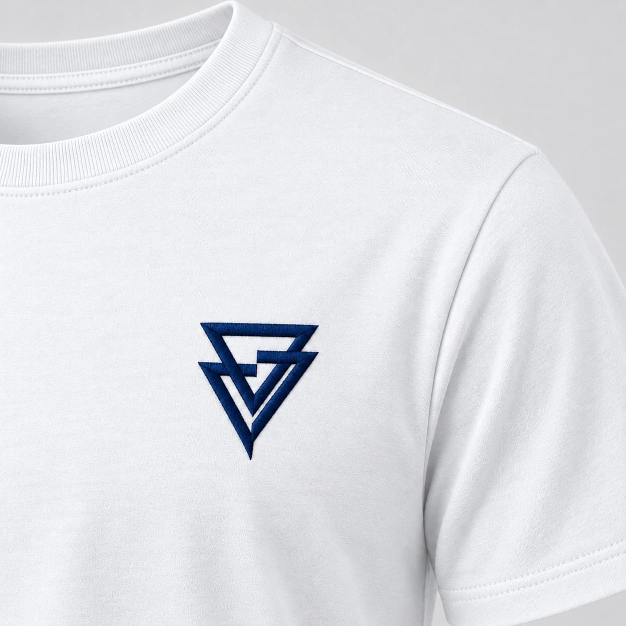 A gola, o ombro e o símbolo bordado no peito da Camiseta OLS branca