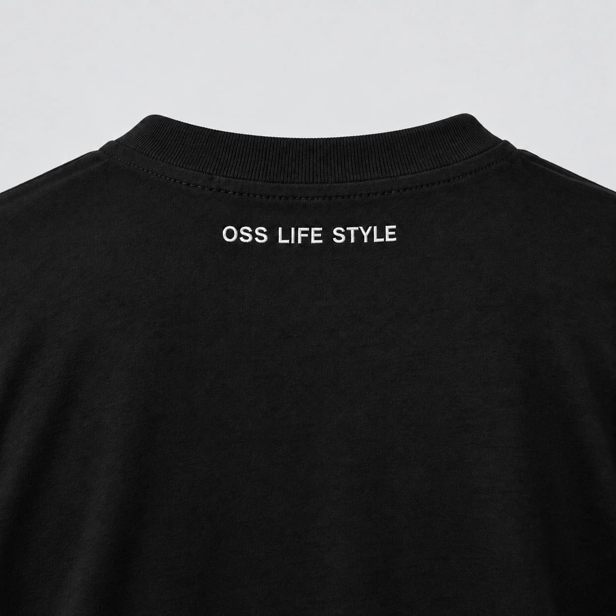 A assinatura OSS LIFE STYLE bordada na nuca da Camiseta OLS preta