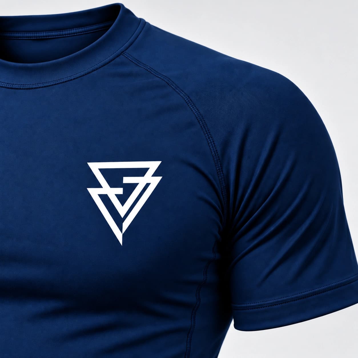 A gola, o ombro e o símbolo no peito do Rashguard OLS azul