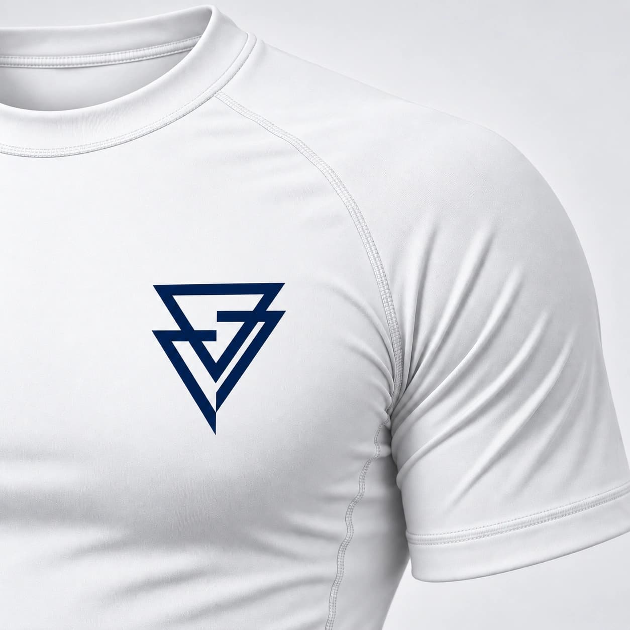 A gola, o ombro e o símbolo no peito do Rashguard OLS branco