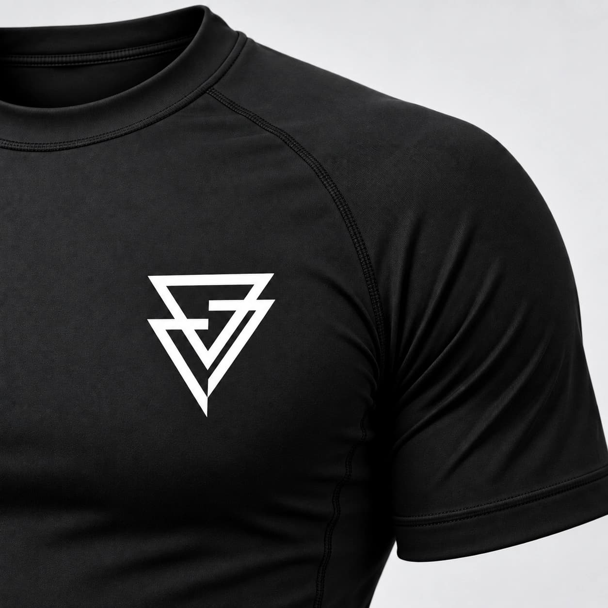 A gola, o ombro e o símbolo no peito do Rashguard OLS preto